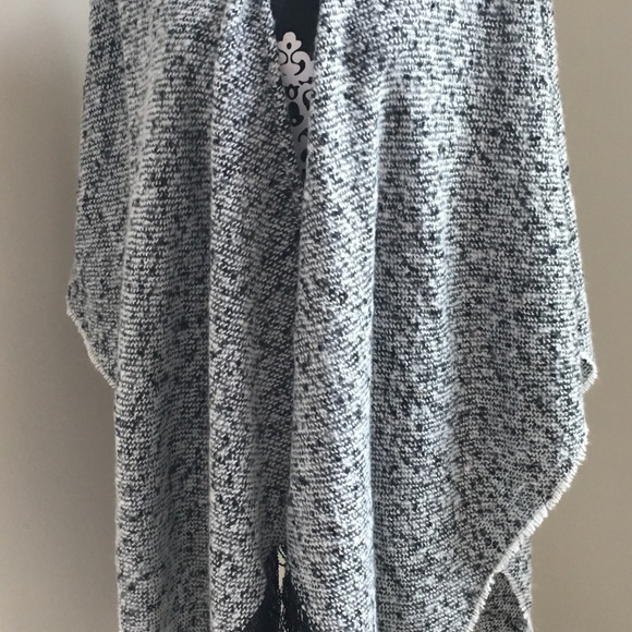 🔥BNWOT🔥💯Acrylic Cashmere Feel Poncho - Picture 2 of 5